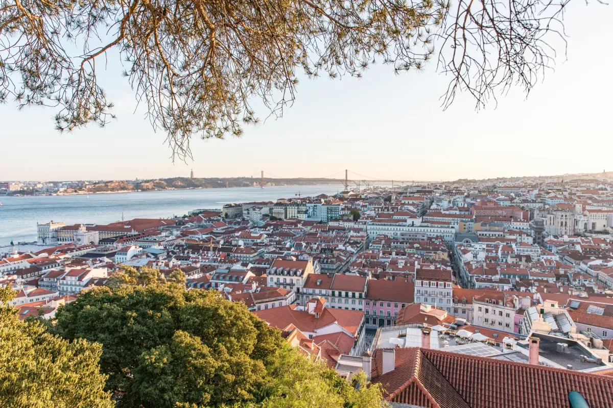 Os telhados vermelhos de Lisboa, o Tejo e a Ponte 25 de Abril
