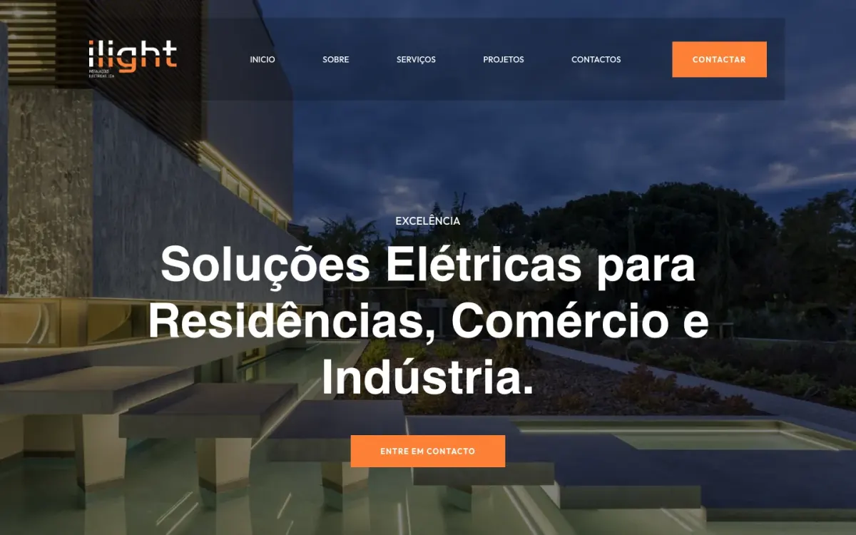 Página inicial da ILIGHT com uma casa moderna iluminada ao anoitecer e o título "Soluções Elétricas para Residências, Comércio e Indústria"